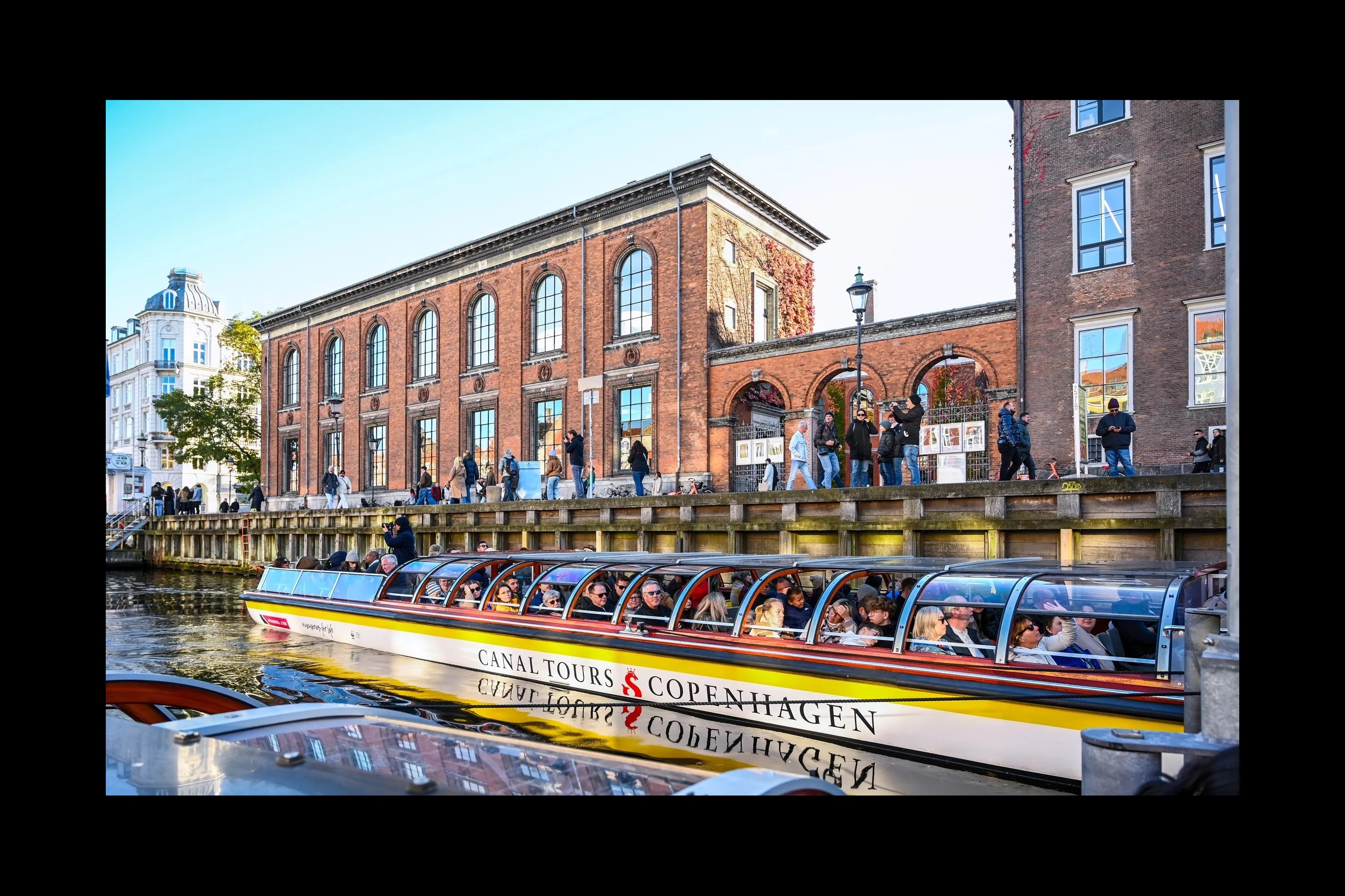 Visitar el famoso canal de Nyhavn en Copenhague