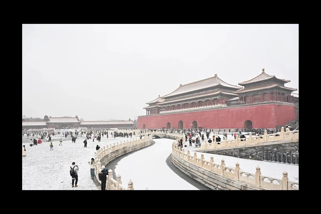 Turistas acuden en masa para hacer check-in con la primera nevada en Pekín