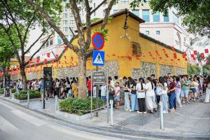  La prisión Hỏa Lò llena de visitantes durante las vacaciones del 30 de abril y 1 de mayo: una experiencia histórica profundamente conmovedora en Hanói
