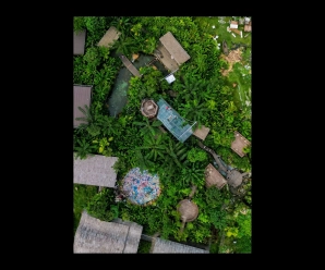 Cafetería en Ciudad Ho Chi Minh decora el fondo del lago con miles de flores