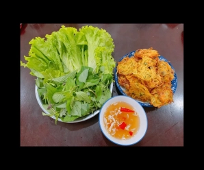 La bancarella di bánh tôm che da 40 anni attira clienti nel vicolo di Đồng Xuân