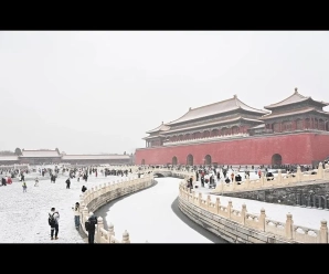 Turistas acuden en masa para hacer check-in con la primera nevada en Pekín