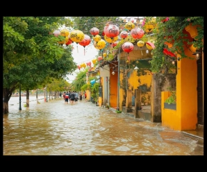 Turisti attraversano l’acqua per visitare la città antica di Hoi An Turisti attraversano l’acqua per visitare la città antica di Hoi An